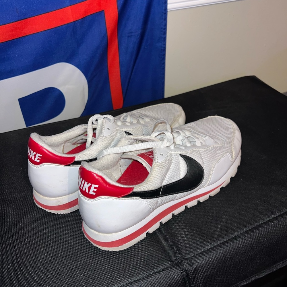 Nike lightweight sneakers